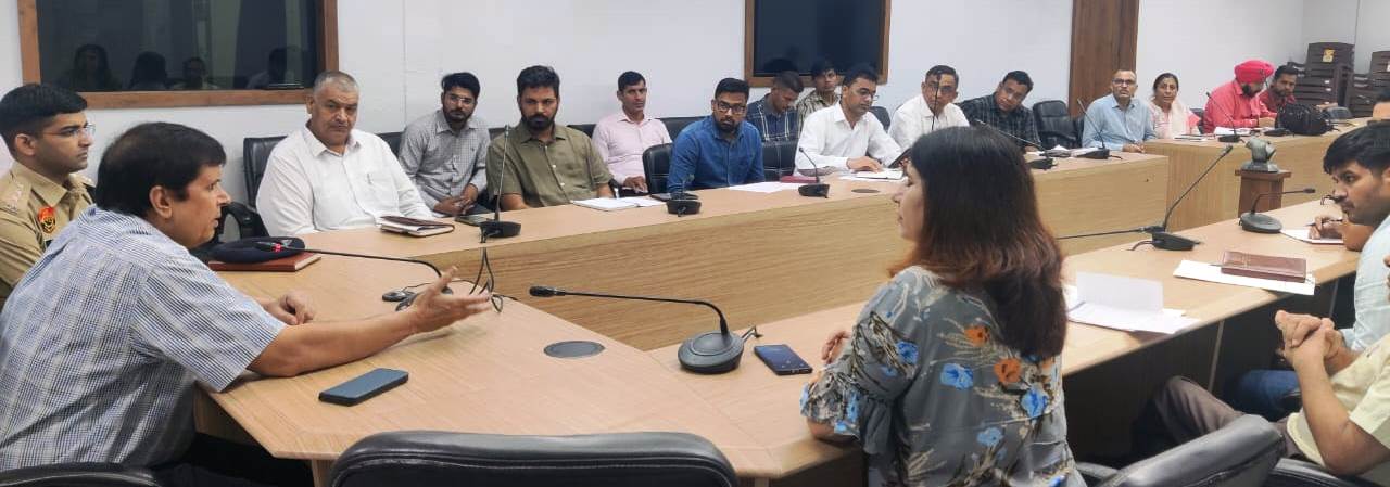 अधिकारियों के साथ बैठक करते एडीसी। अधिकारियों के साथ बैठक करते एडीसी।