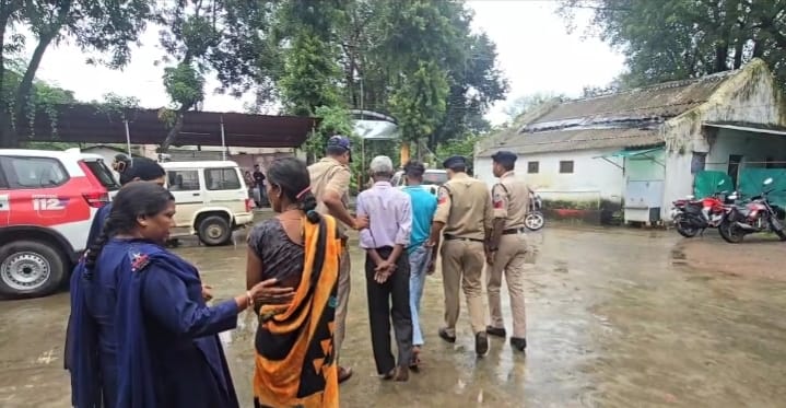 आराेपियाें काे न्या्यालय में प्रस्तुत काने ले जाते हुए