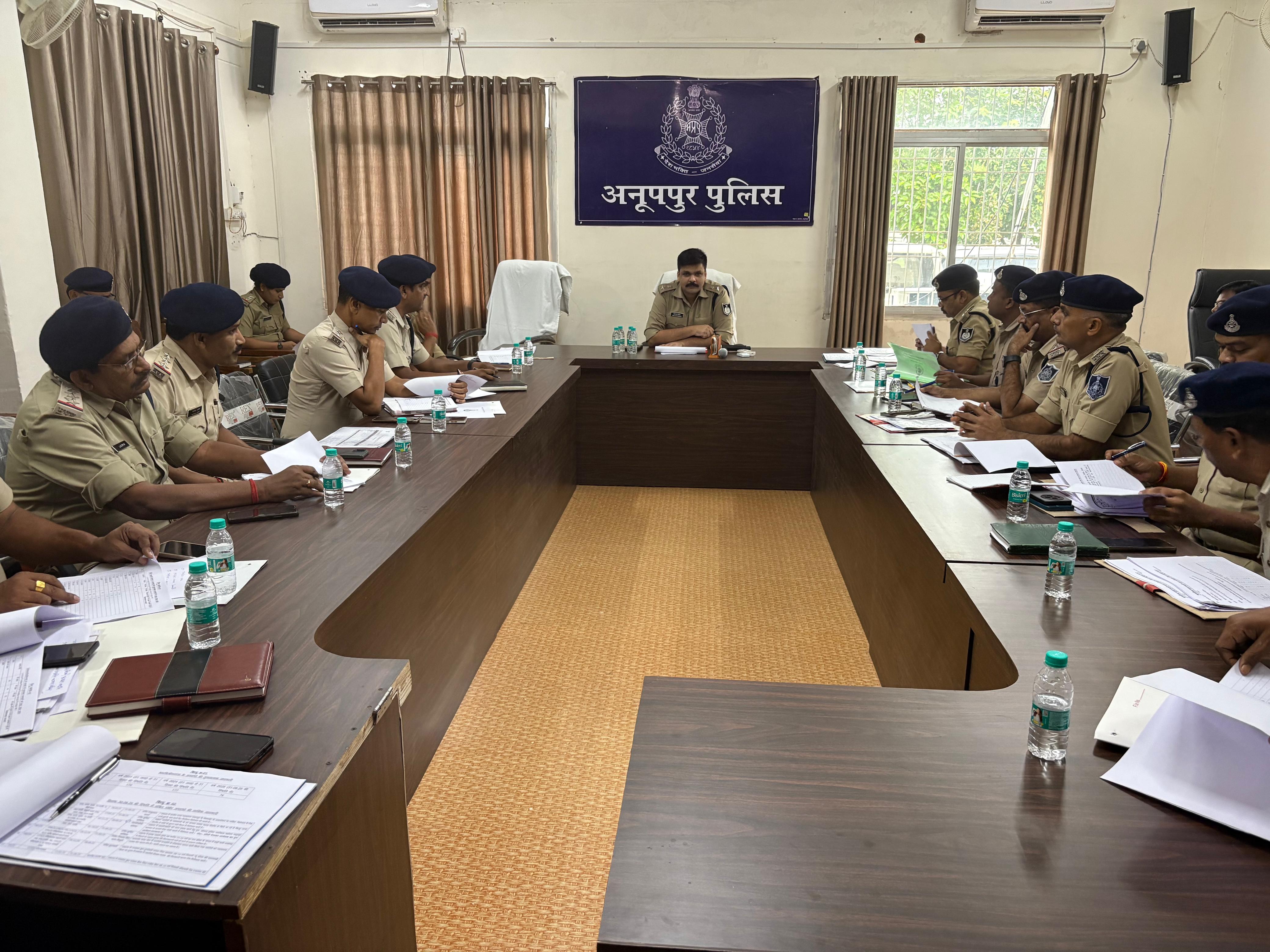 अपराध समीक्षा  बैठक में पुलिस अधीक्षक