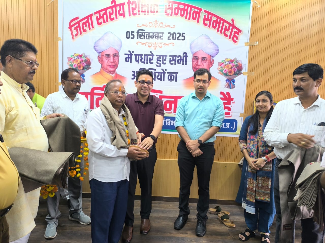 सेवानिवृत्त शिक्षकों को सम्मानित करते कलेक्टर