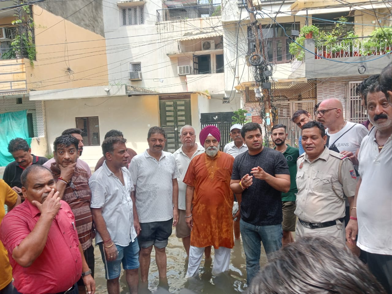 महापौर राजा इकबाल सिंह क्षेत्रीय उपायुक्त अंशुल सिरोही के साथ हकीकत नगर और बुराड़ी के बाढ़ प्रभावित इलाकों का निरीक्षण करते हुए।