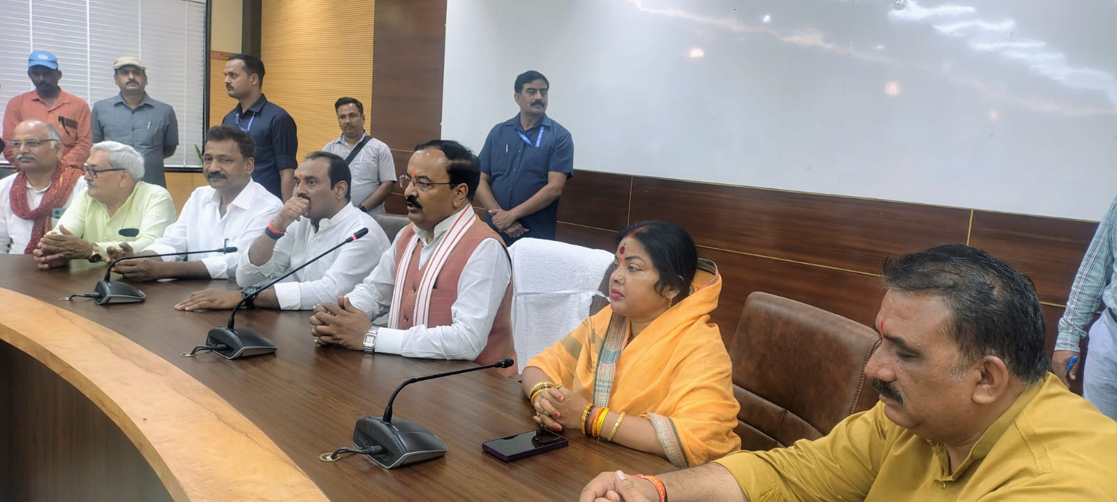 प्रयागराज में शिक्षक दिवस पर पहुंचे उप्र के उपमुख्यमंत्री केशव प्रसाद मौर्य एवं जिला पंचायत सभागार में उपस्थित भाजपा के पदाधिकारियों का छाया चित्र
