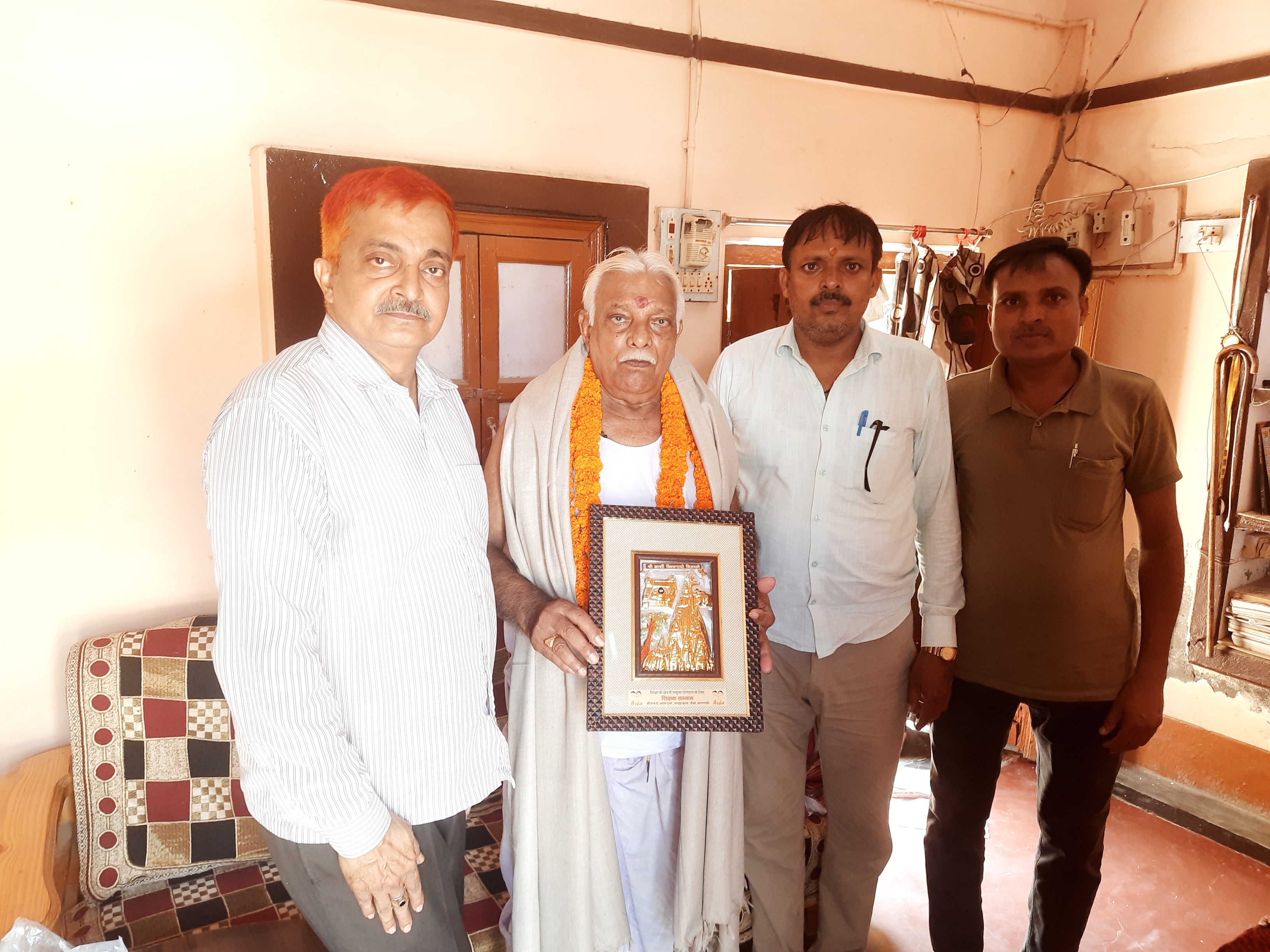 शिक्षक दिवस पर ग्रामीण अंचल के वरिष्ठ शिक्षक का सम्मान शिक्षक दिवस पर ग्रामीण अंचल के वरिष्ठ शिक्षक का सम्मान