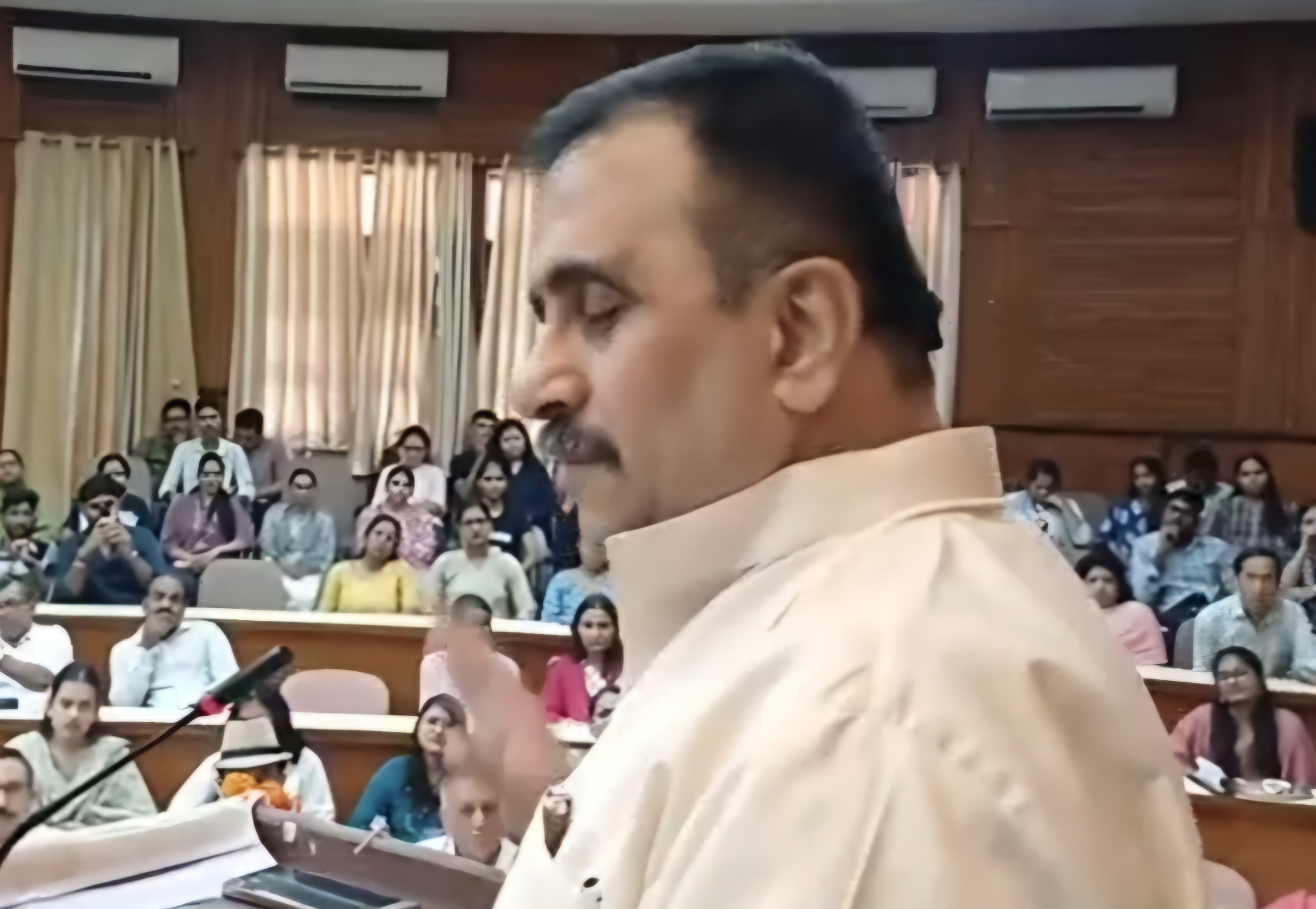 युवा वह है, जो भविष्य की चिंता करता है और उत्साह से आगे बढ़ता है : मुकुल कानिटकर युवा वह है, जो भविष्य की चिंता करता है और उत्साह से आगे बढ़ता है : मुकुल कानिटकर