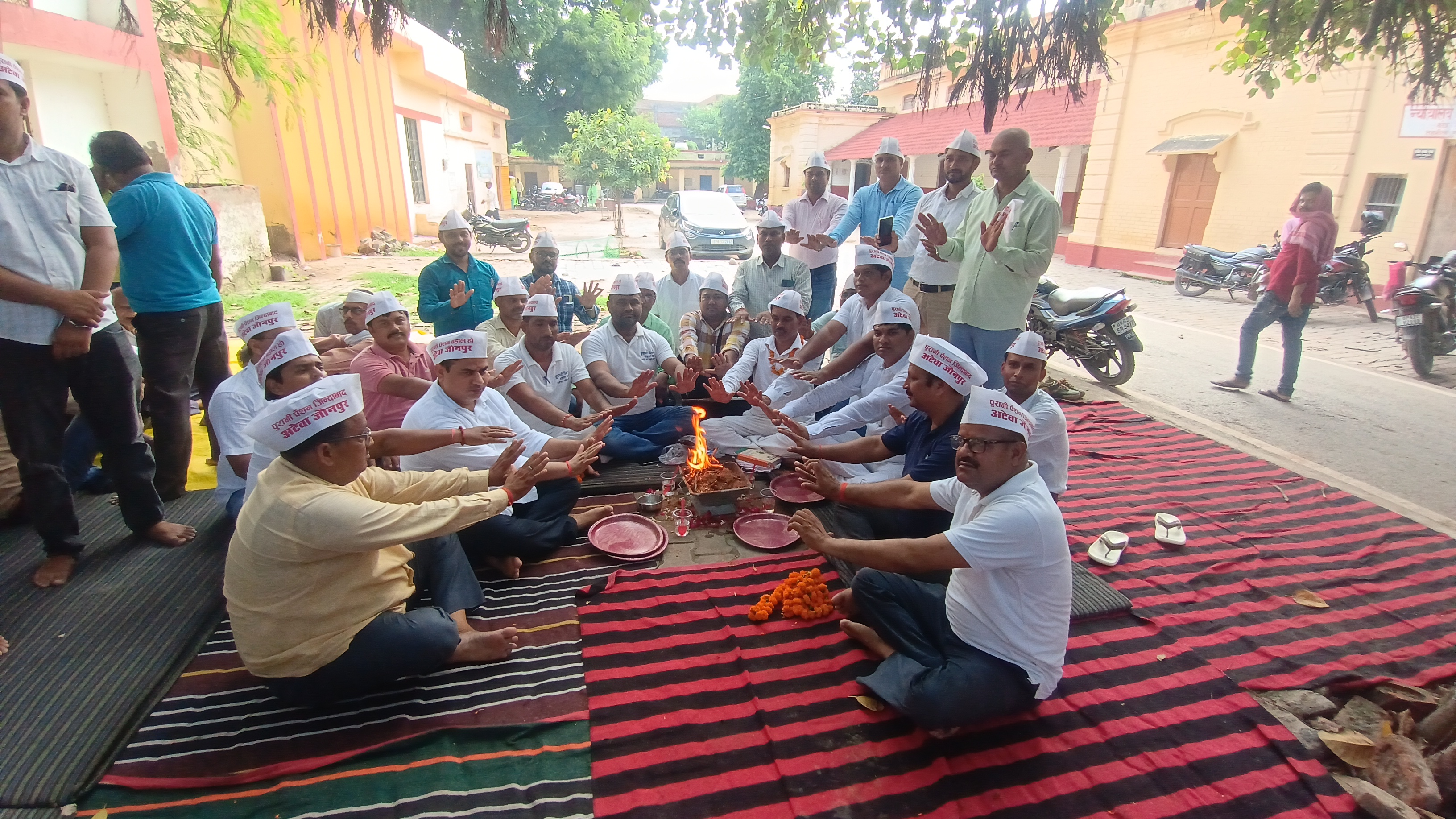 अटेवा पेंशन मंच के लोग पुरानी पेंशन बहाली की मांग करते हुए अटेवा पेंशन मंच के लोग पुरानी पेंशन बहाली की मांग करते हुए