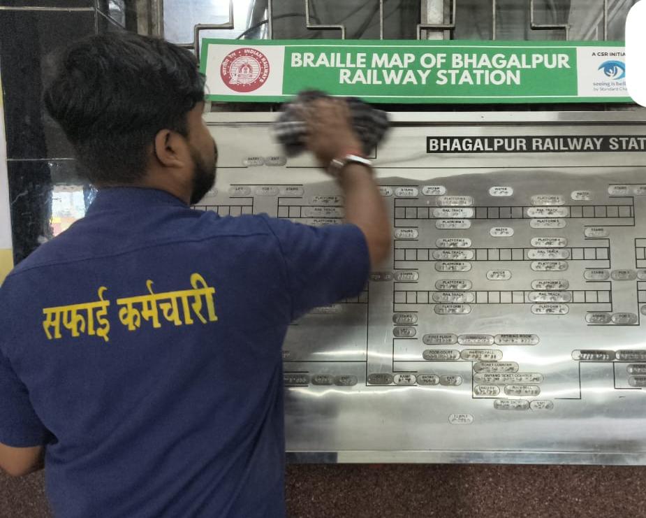 सफाई करते कर्मचारी