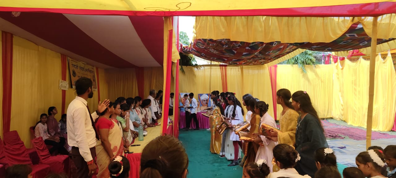 कार्यक्रम में स्‍कूल के शिक्षक और बच्‍चे