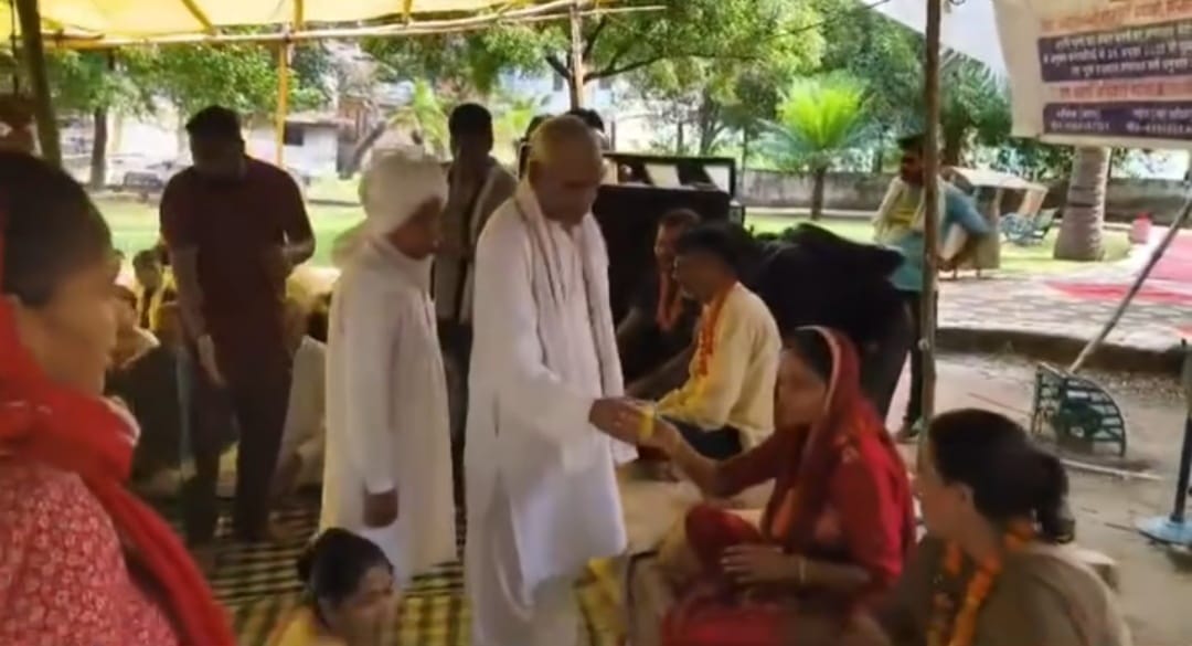फोटो कैप्शन 5आरटीके2 : पीजीआई में अनुबंध कर्मचारियों को जूस पिलाकर भूख हड़ताल समाप्त करवाते खाप प्रतिनिधि -------- फोटो कैप्शन 5आरटीके2 : पीजीआई में अनुबंध कर्मचारियों को जूस पिलाकर भूख हड़ताल समाप्त करवाते खाप प्रतिनिधि --------