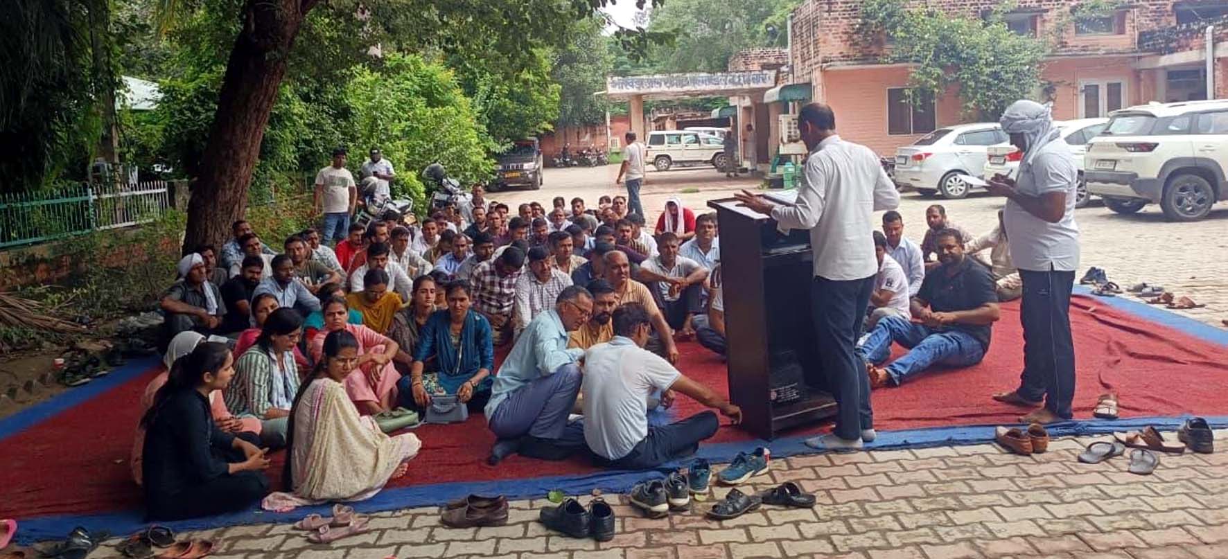 आईबी मैकेनिकल ब्रांच के धरने को संबोधित करते यूनियन पदाधिकारी। आईबी मैकेनिकल ब्रांच के धरने को संबोधित करते यूनियन पदाधिकारी।