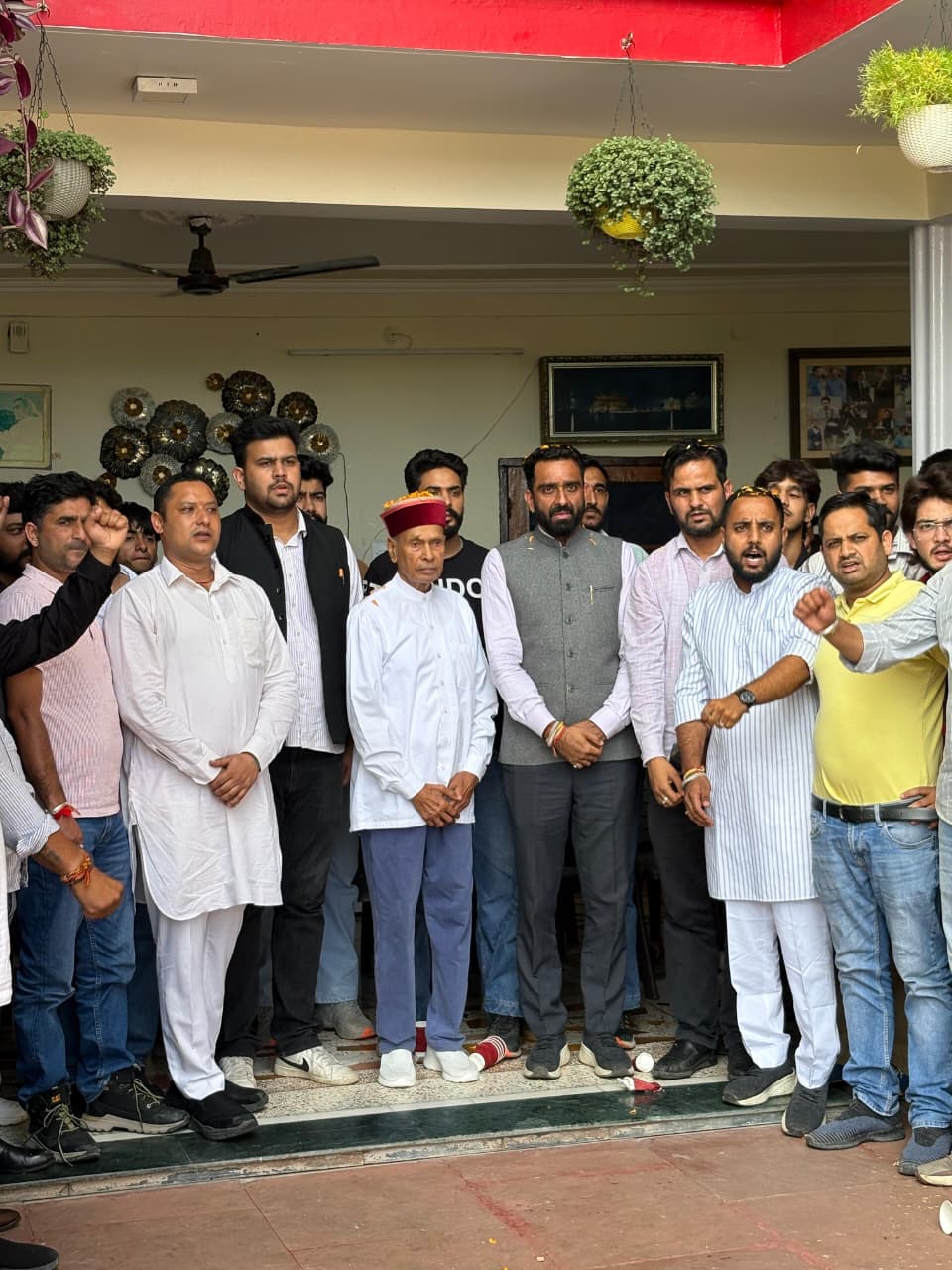 प्रो. धूमल ने डॉ. सन्नी शुक्ला को उनके नए पद के लिए शुभकामनाएं दीं प्रो. धूमल ने डॉ. सन्नी शुक्ला को उनके नए पद के लिए शुभकामनाएं दीं
