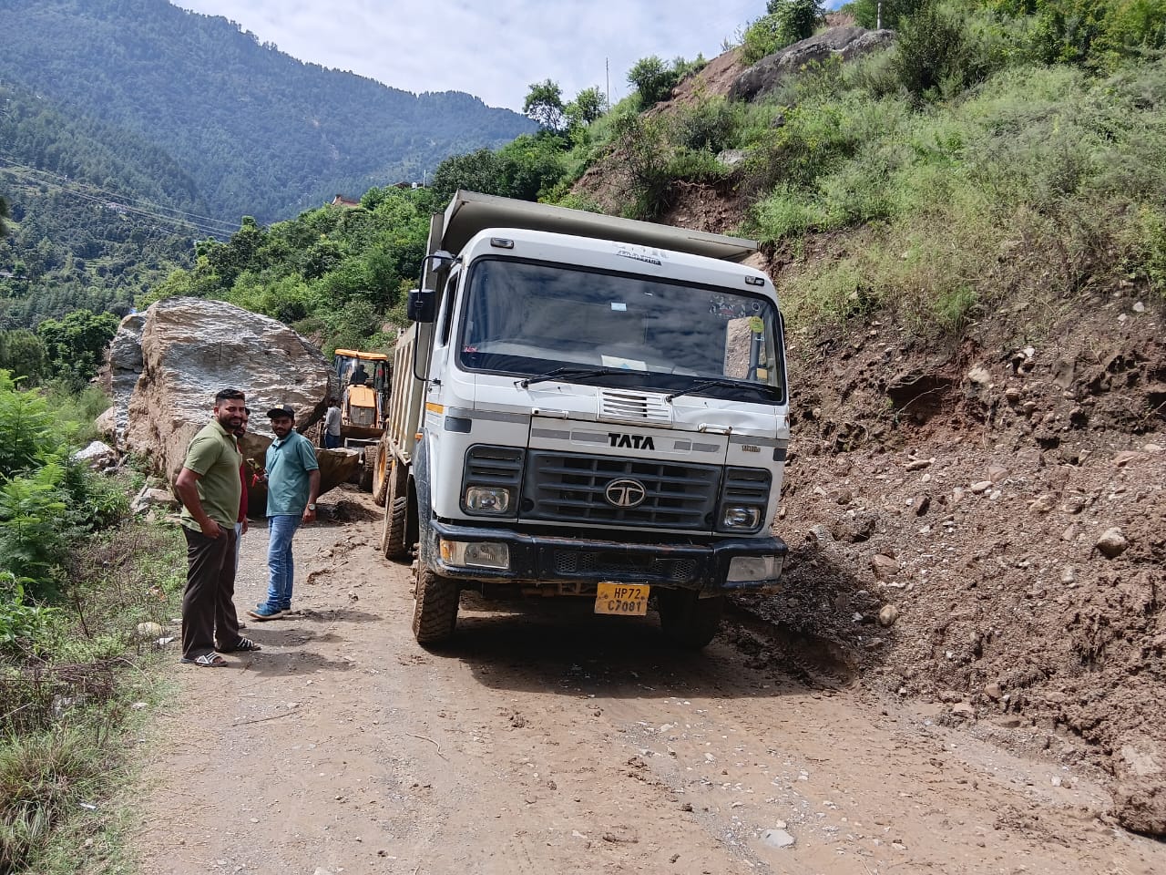 सेब उत्पादक क्षेत्रों में सड़कों की बहाली पर जोर।