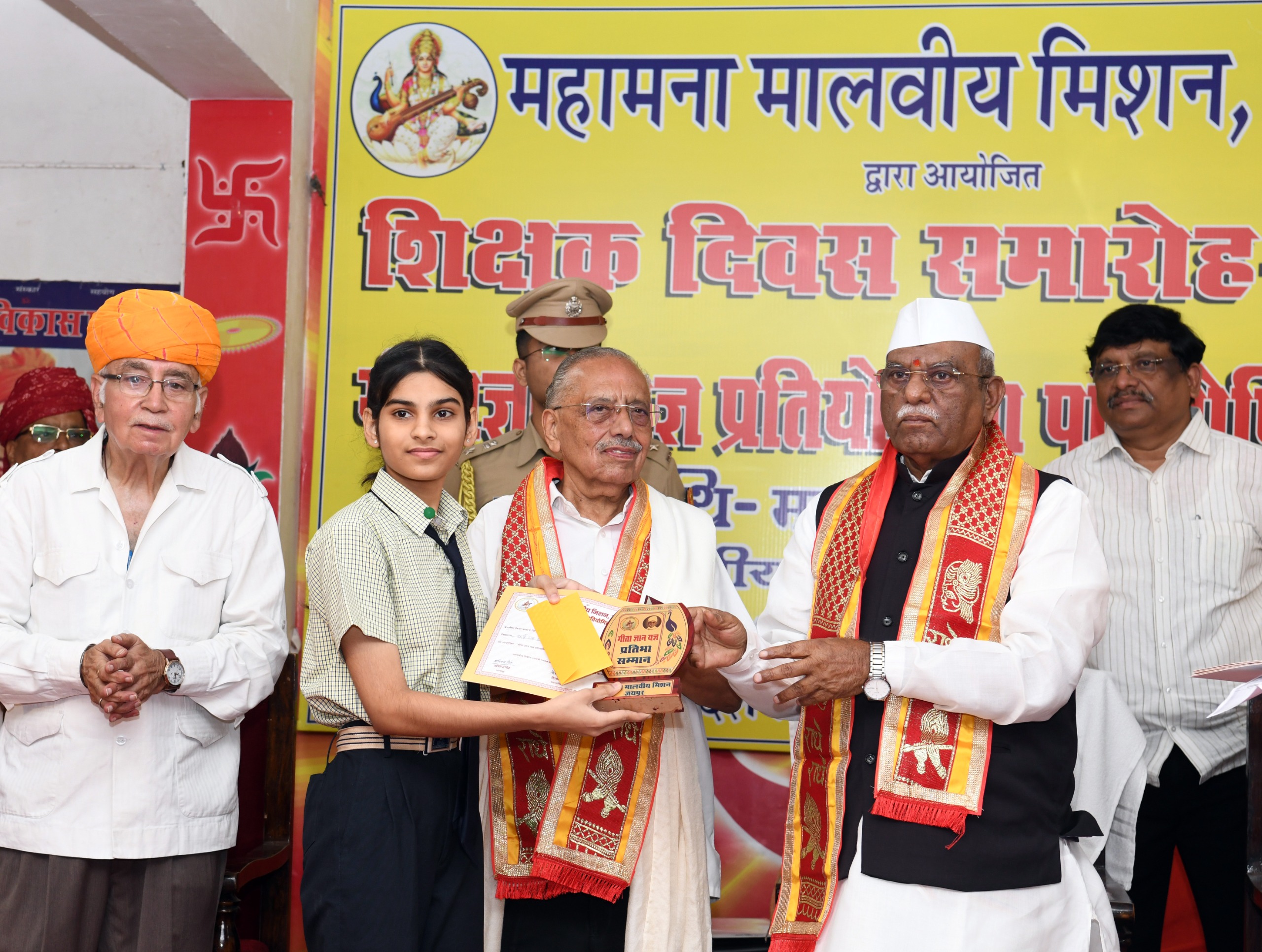 शिक्षक विद्यार्थी को संस्कारित कर उत्कृष्टम करने के लिए प्रेरित करता है: राज्यपाल
