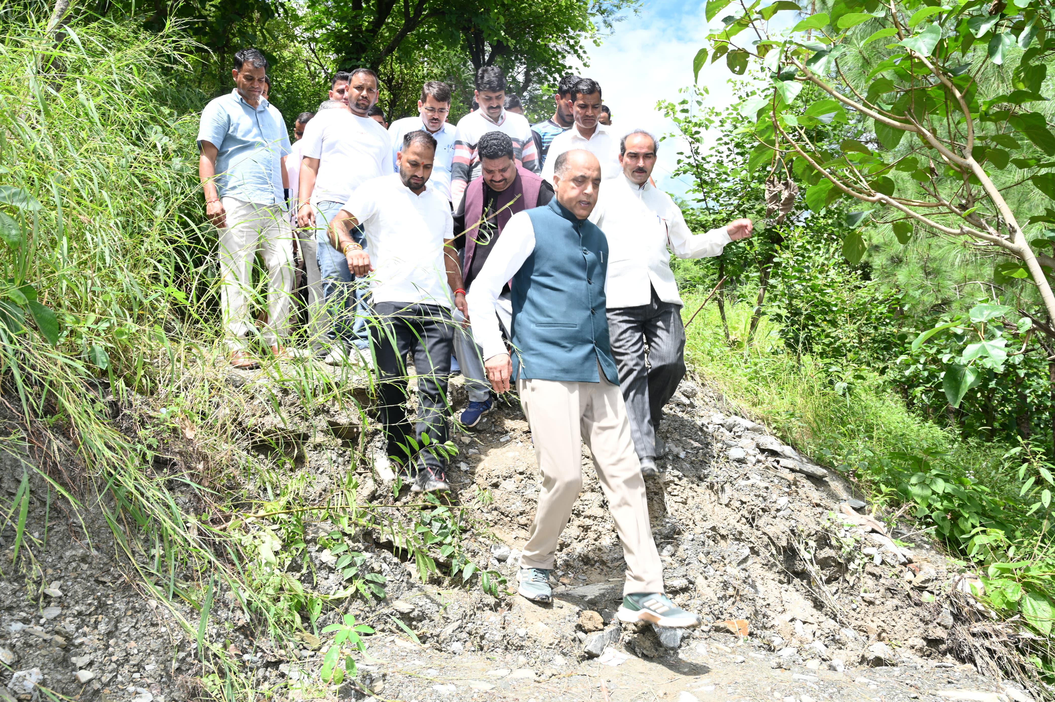 सराज क्षेत्र में आपदा प्रभावितों के साथ जयराम ठाकुर। सराज क्षेत्र में आपदा प्रभावितों के साथ जयराम ठाकुर।