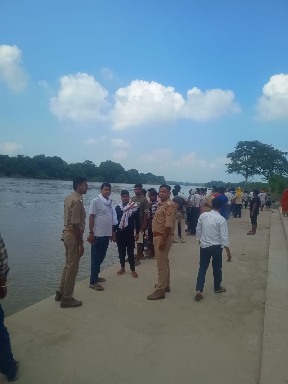 वनसत्ती घाट पर जुटे लोग