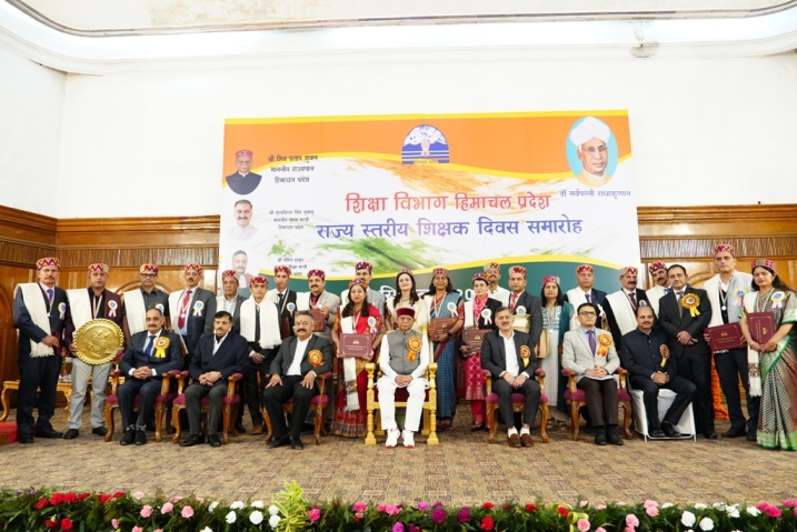 राज्यपाल शिक्षकों को सम्मानित करते हुए राज्यपाल शिक्षकों को सम्मानित करते हुए