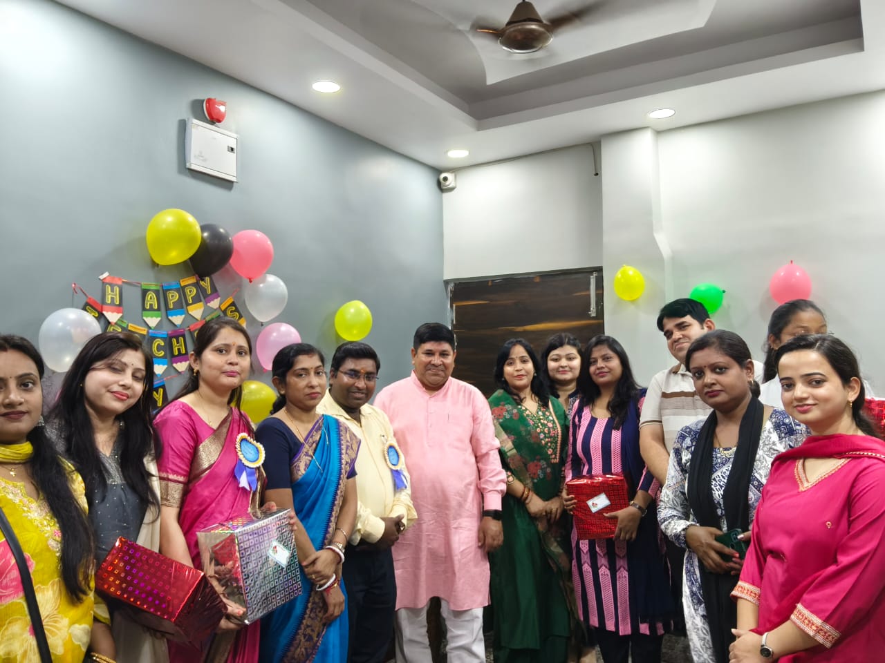 शिक्षकों को सम्मानित करते अतिथि समेत अन्य शिक्षकों को सम्मानित करते अतिथि समेत अन्य