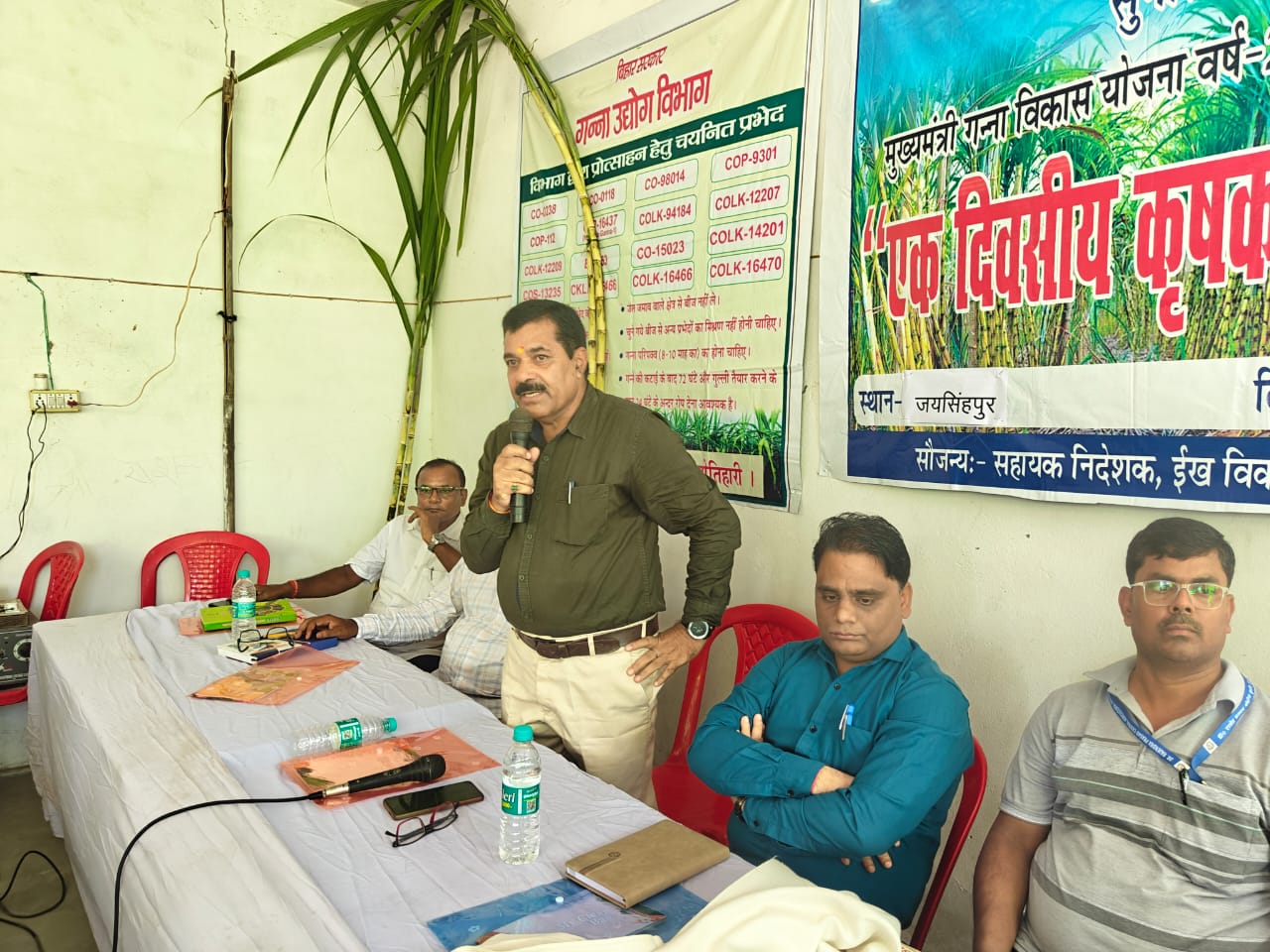 किसानो को प्रशिक्षण देते वैज्ञानिक किसानो को प्रशिक्षण देते वैज्ञानिक