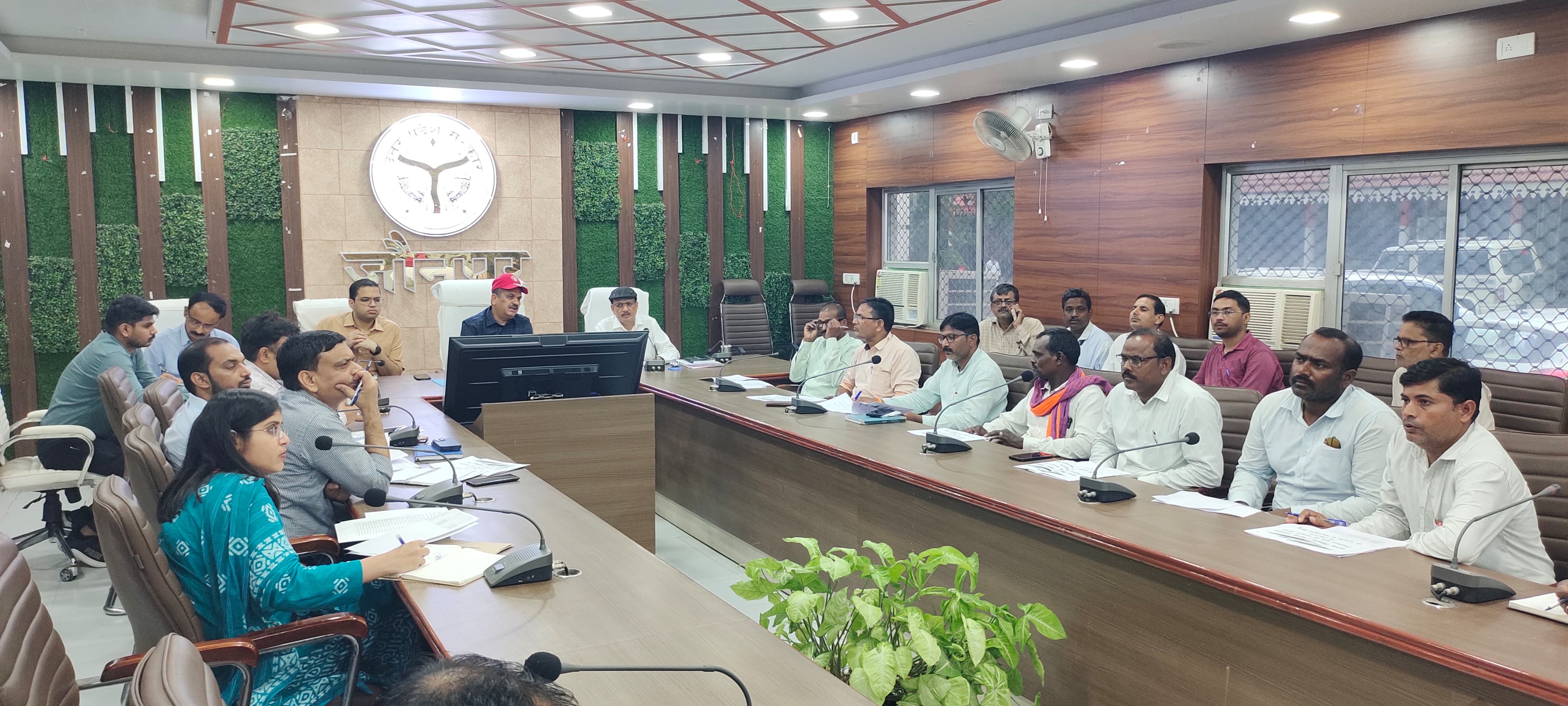 परीक्षा तैयारी को लेकर बैठक करते हुए जिलाधिकारी परीक्षा तैयारी को लेकर बैठक करते हुए जिलाधिकारी
