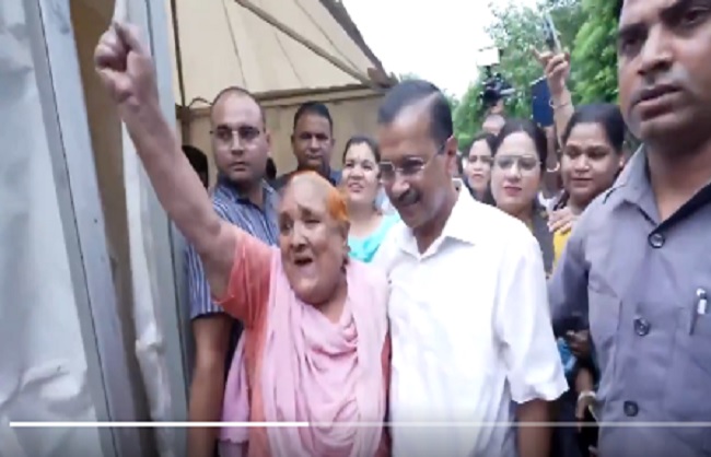 आआपा के संयोजक अरविंद केजरीवाल निरीक्षण के दौरान राहत कैंपो में लोगो से मिलते हुए। आआपा के संयोजक अरविंद केजरीवाल निरीक्षण के दौरान राहत कैंपो में लोगो से मिलते हुए।