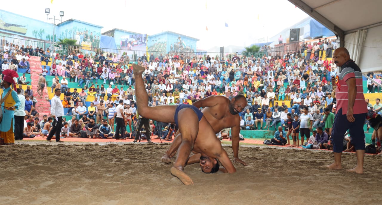 सिरमौर के सराहां के प्रसिद्ध राज्य स्तरीय वामन द्वादशी मेला के दूसरे दिन दंगल प्रतियोगिता