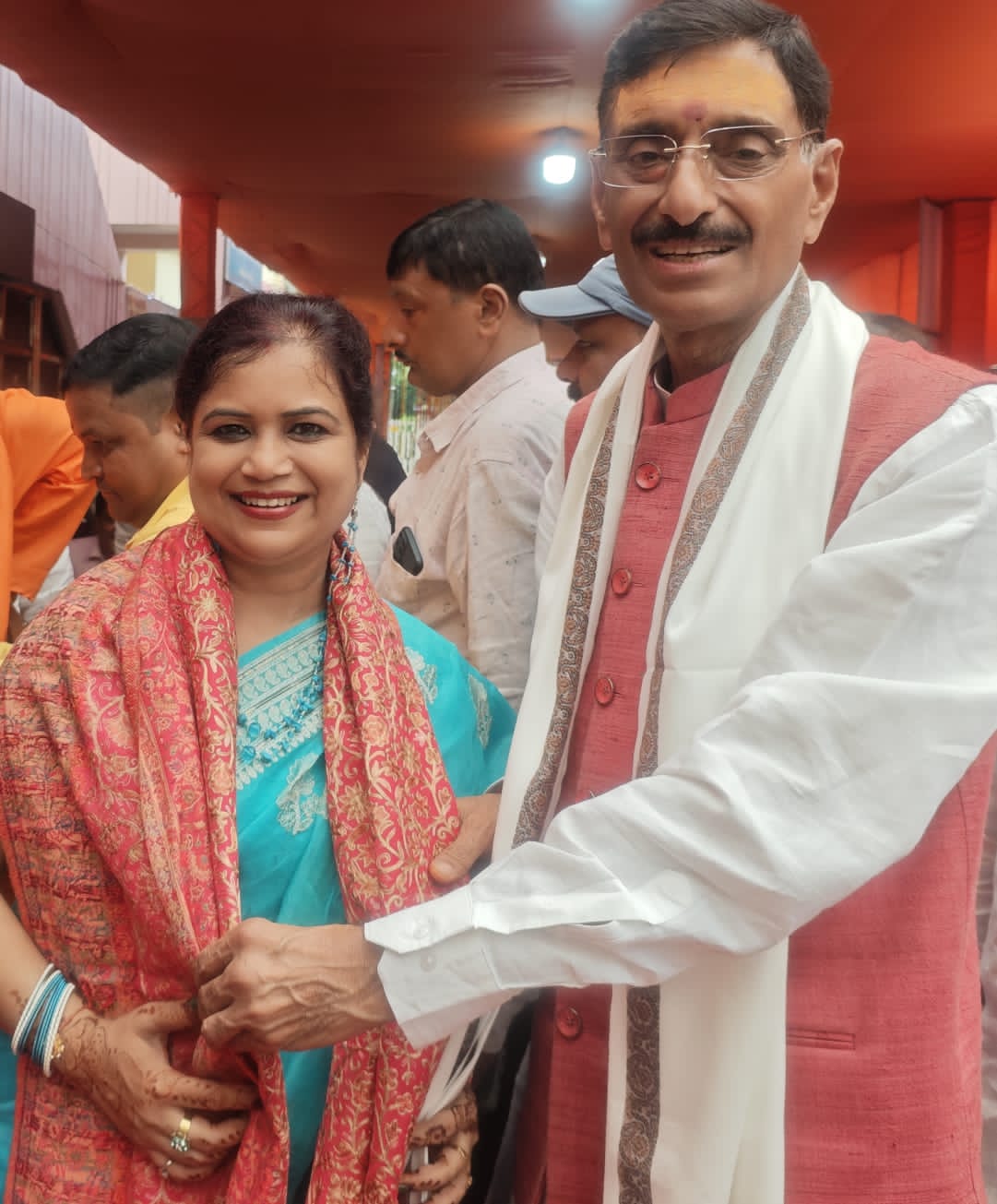 सम्मानित करते रक्षा राज्य मंत्री संजय सेठ सम्मानित करते रक्षा राज्य मंत्री संजय सेठ
