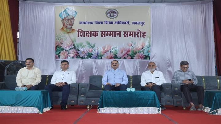 जबलपुरः शिक्षक दिवस पर उत्कृष्ट ईएलसी शिक्षकों का हुआ सम्मान जबलपुरः शिक्षक दिवस पर उत्कृष्ट ईएलसी शिक्षकों का हुआ सम्मान