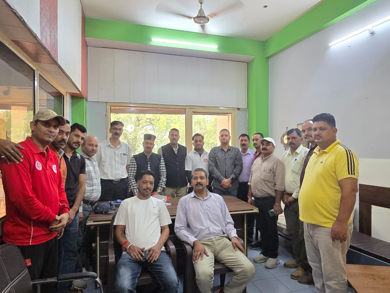 मंडी जिला खो-खो संघ की बैठक के बाद सभी पदाधिकारी। मंडी जिला खो-खो संघ की बैठक के बाद सभी पदाधिकारी।