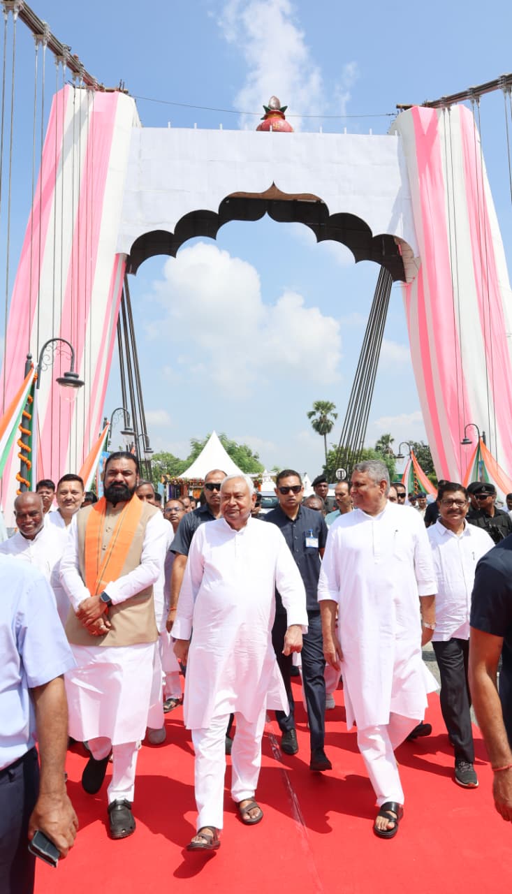 पुनपुन में केबल ब्रिज के उद्धाटन के बाद उस पर टहलते नीतीश कुमार पुनपुन में केबल ब्रिज के उद्धाटन के बाद उस पर टहलते नीतीश कुमार