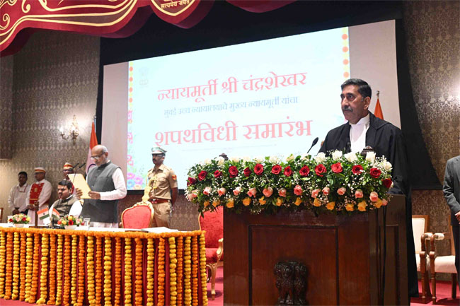 फोटो: मुंबई उच्च न्यायालय के मुख्य न्यायाधीश पद की शपथ लेते हुए न्यायाधीश चंद्रशेखर और शपथ दिलाते हुए राज्यपाल सीपी राधाकृष्णन फोटो: मुंबई उच्च न्यायालय के मुख्य न्यायाधीश पद की शपथ लेते हुए न्यायाधीश चंद्रशेखर और शपथ दिलाते हुए राज्यपाल सीपी राधाकृष्णन