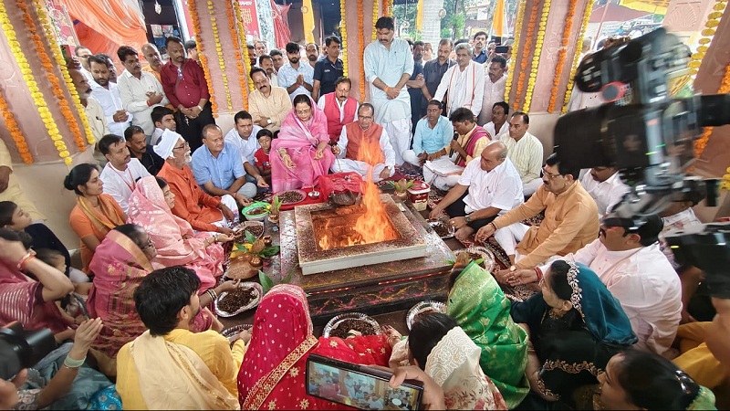 केन्द्रीय मंत्री शिवराज सिंह ने सपत्नीक की बाढ़ वाले भगवान श्री गणेश की पूजन-अर्चना