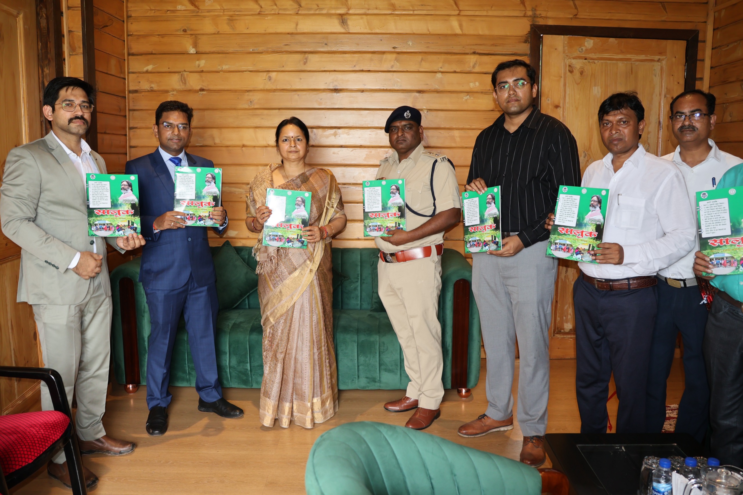 पत्रिका का विमोचन करती मुख्य सचिव व अन्य पत्रिका का विमोचन करती मुख्य सचिव व अन्य