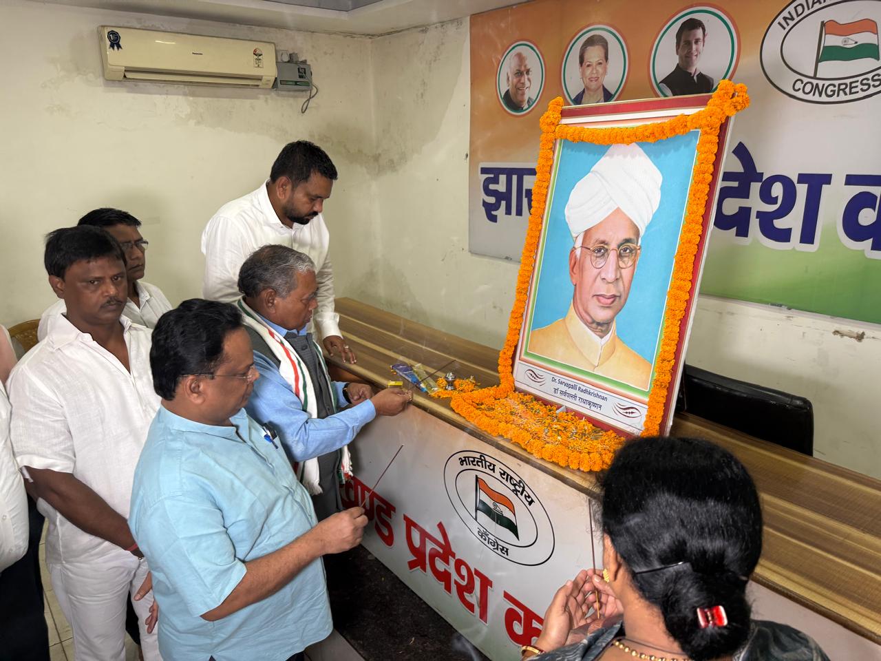 डॉ राधाकृष्णन को श्रद्धांजलि देते कांग्रेसजन डॉ राधाकृष्णन को श्रद्धांजलि देते कांग्रेसजन
