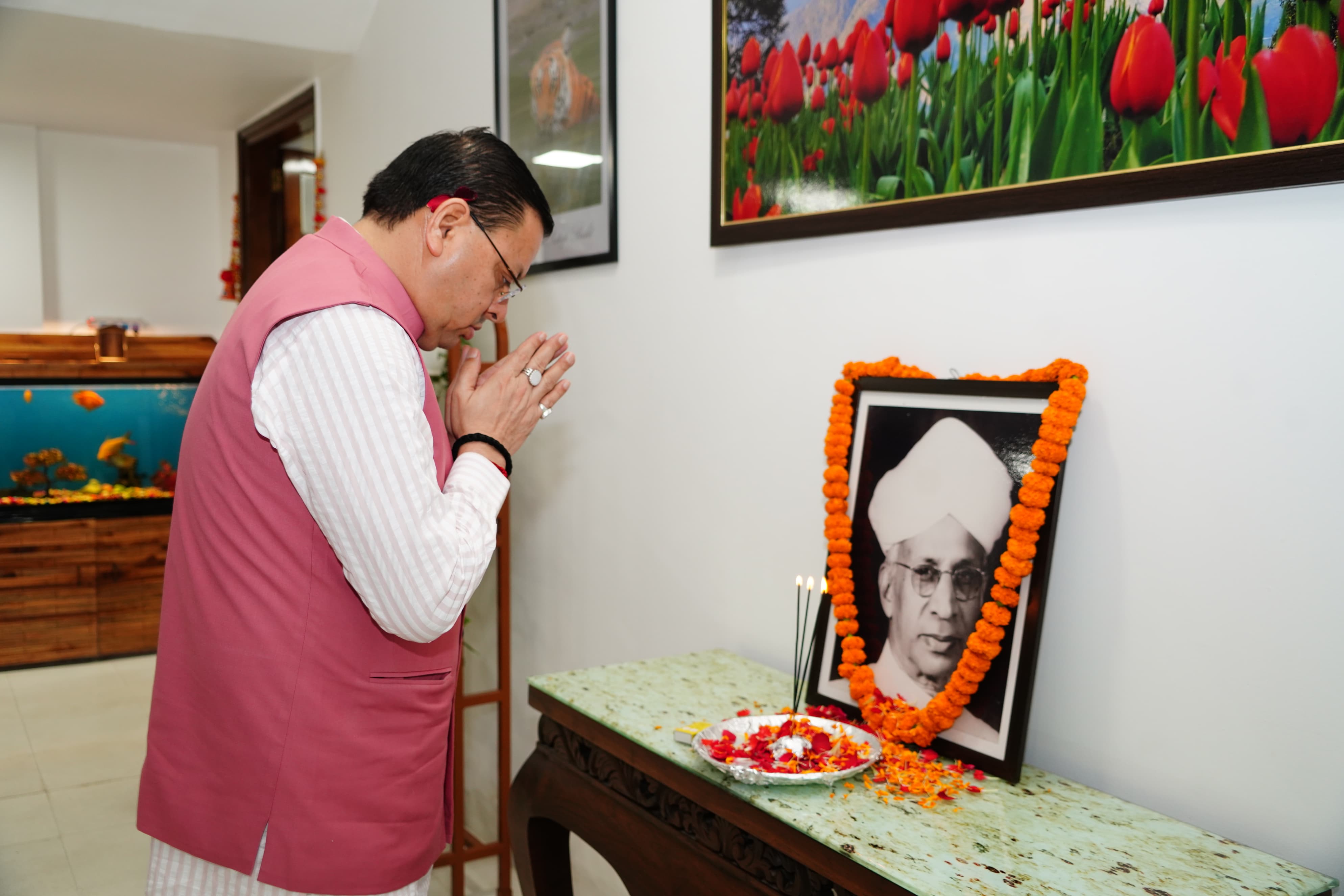 मुख्यमंत्री पुष्कर सिंह धामी डॉ सर्वपल्ली राधाकृष्णन के चित्र पर पुष्पांजलि अर्पित करते हुए। मुख्यमंत्री पुष्कर सिंह धामी डॉ सर्वपल्ली राधाकृष्णन के चित्र पर पुष्पांजलि अर्पित करते हुए।