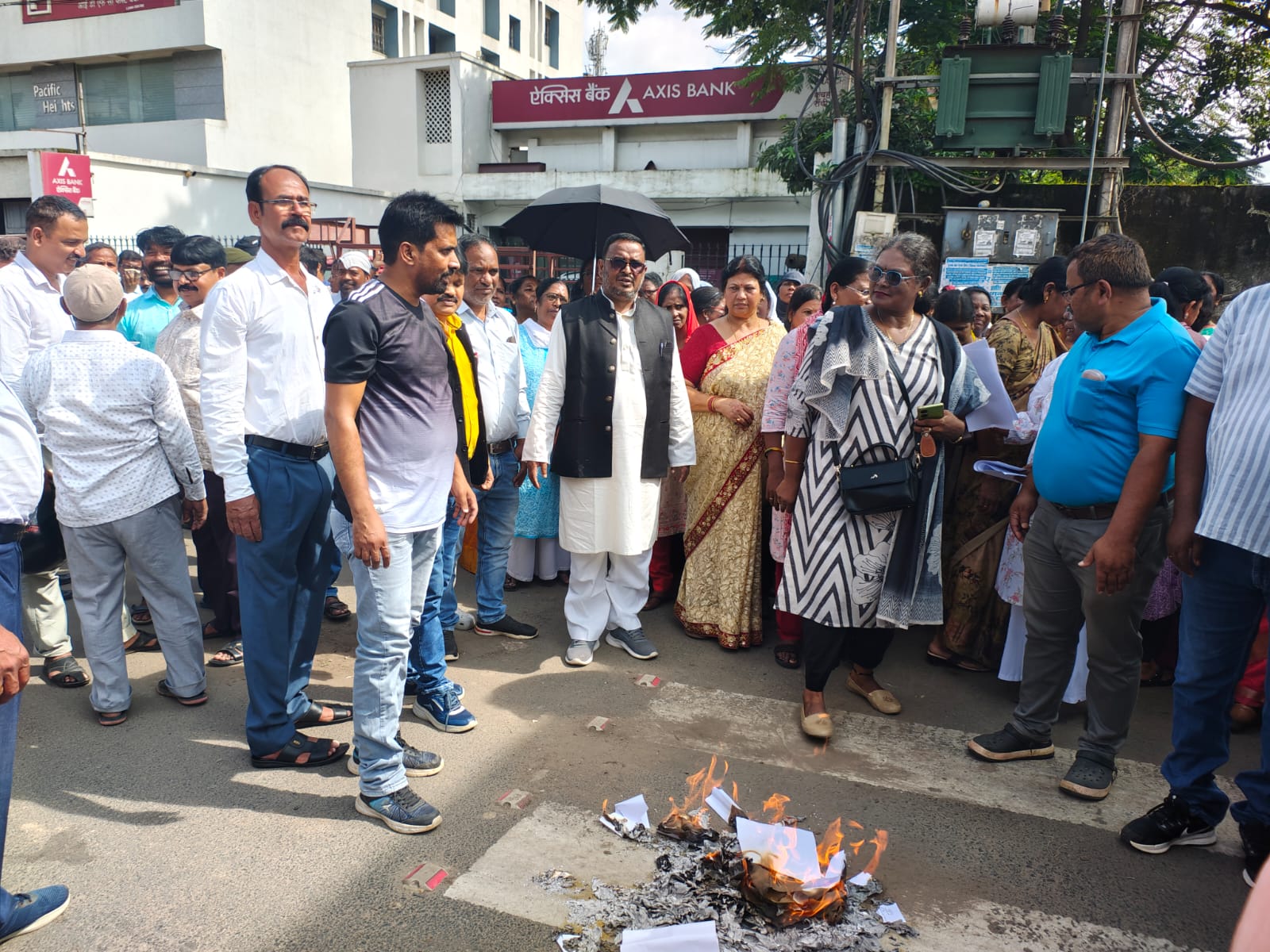 विरोध प्रकट करते शिक्षक विरोध प्रकट करते शिक्षक