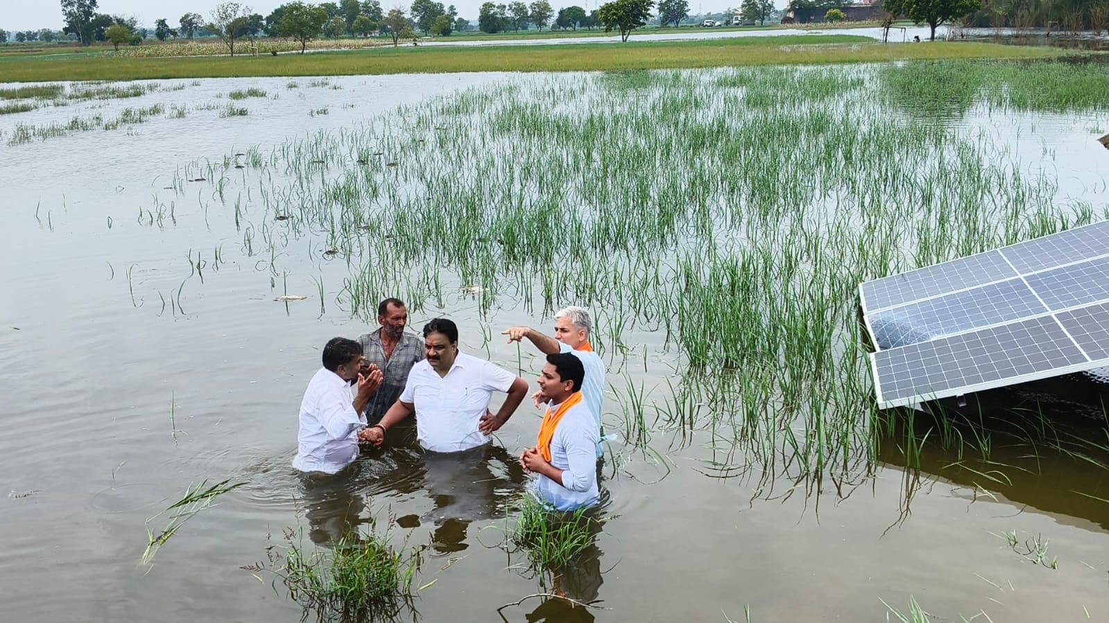झमोला में पानी के बीच उतर कर जायजा लेते हुए डिप्टी स्पीकर डा. कृष्ण मिड्ढा। झमोला में पानी के बीच उतर कर जायजा लेते हुए डिप्टी स्पीकर डा. कृष्ण मिड्ढा।