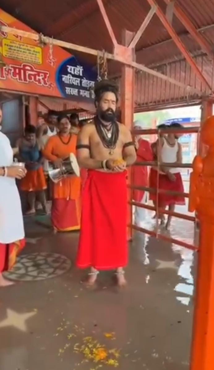 श्री बड़े हनुमान मंदिर में पूजा अर्चना करते हुए महंत बलबीर गिरी एवं अन्य पुजारियों का छाया चित्र