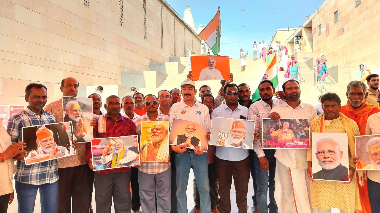 वाराणसी: जन-उपयोगी जीएसटी सुधार के लिए प्रधानमंत्री मोदी का आभार जताते हुए लोग वाराणसी: जन-उपयोगी जीएसटी सुधार के लिए प्रधानमंत्री मोदी का आभार जताते हुए लोग