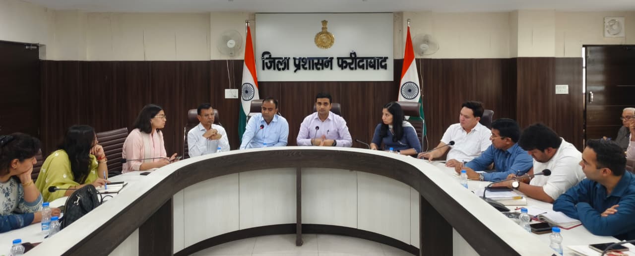 उपायुक्त व निगमायुक्त स्वच्छता अभियान को लेकर बैठक लेते हुए उपायुक्त व निगमायुक्त स्वच्छता अभियान को लेकर बैठक लेते हुए