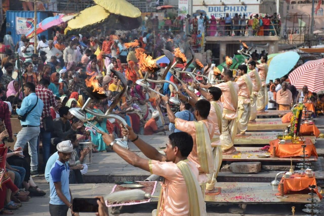 दिन में गंगा आरती की फाइल फोटो दिन में गंगा आरती की फाइल फोटो