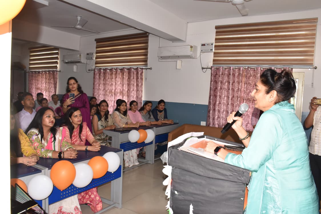 डीएवी पुलिस पब्लिक स्कूल झज्जर में आयोजित अध्यापक दिवस समारोह में अपने विचार व्यक्त करती पुलिस आयुक्त डॉ. राजश्री सिंह। डीएवी पुलिस पब्लिक स्कूल झज्जर में आयोजित अध्यापक दिवस समारोह में अपने विचार व्यक्त करती पुलिस आयुक्त डॉ. राजश्री सिंह।