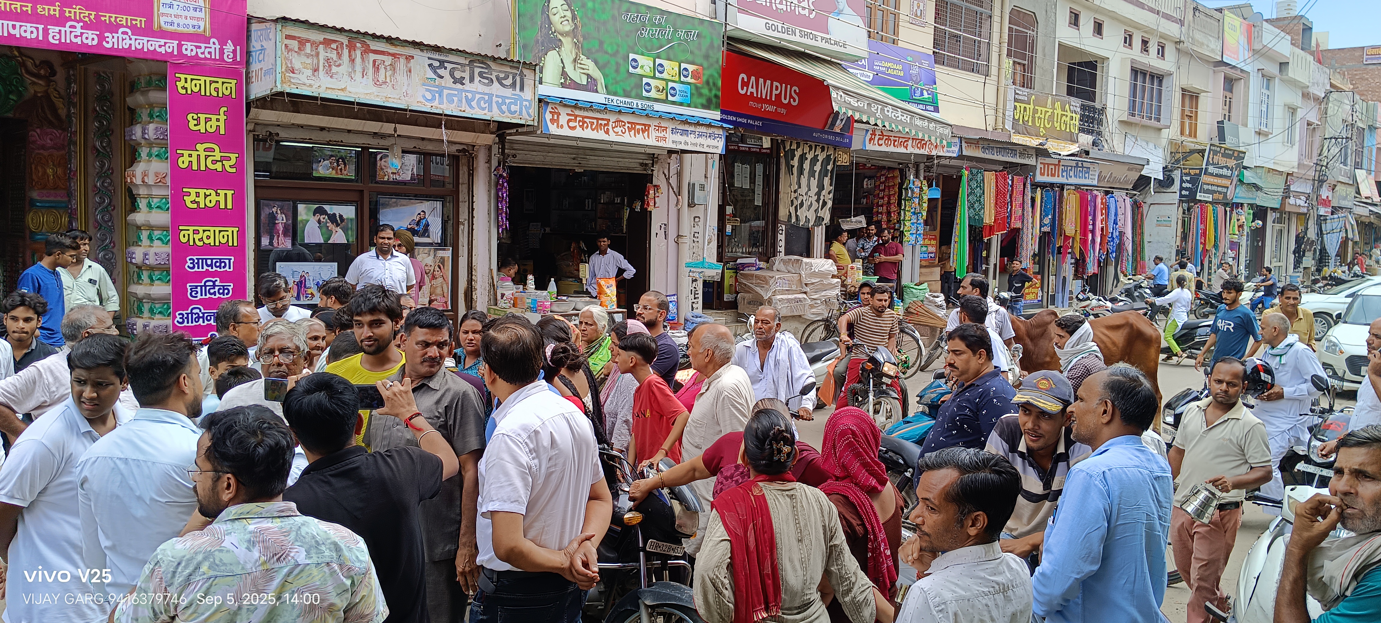 जाम लगाए कालोनीवासी।