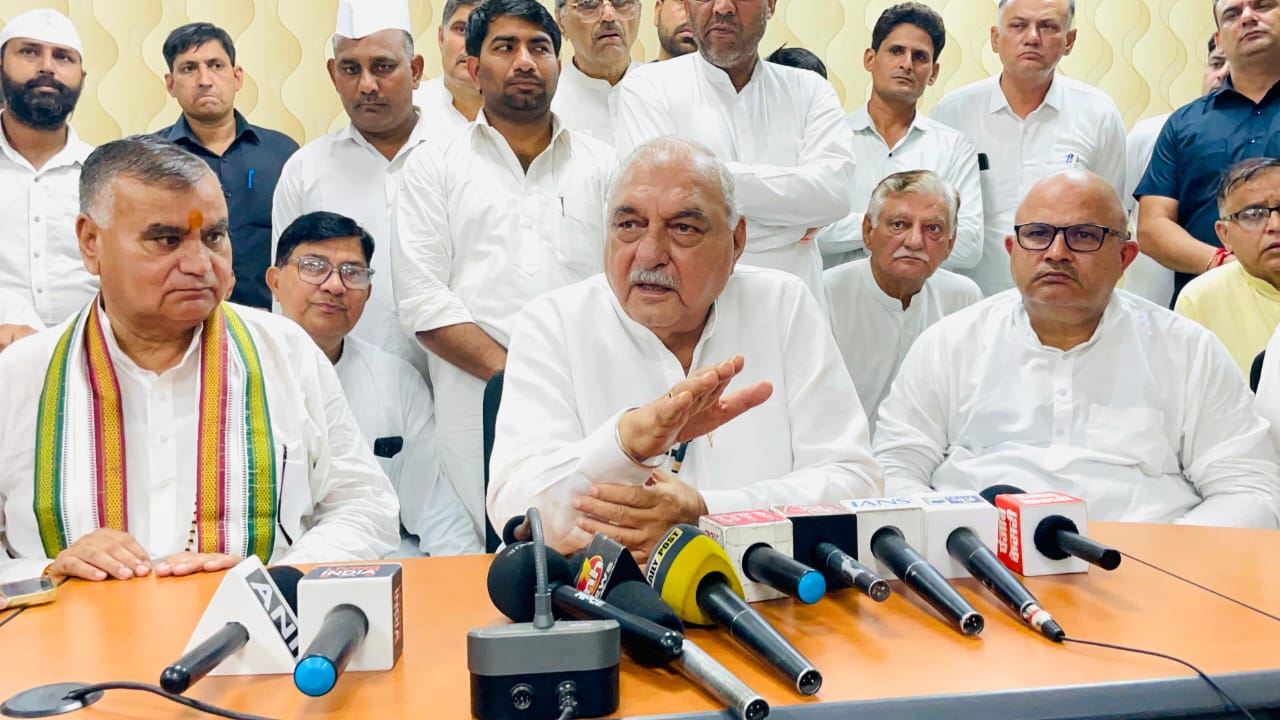 पत्रकारों से बातचीत करते हुए भूपेंद्र हुड्डा। पत्रकारों से बातचीत करते हुए भूपेंद्र हुड्डा।