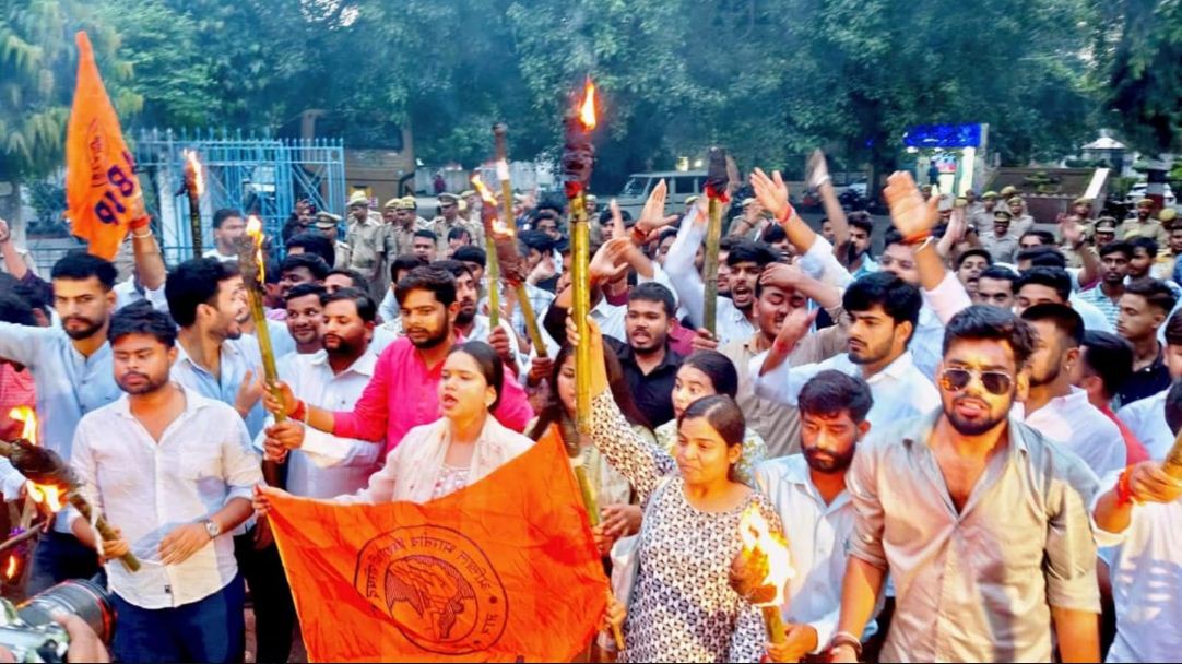लखनऊ में मशाल जुलूश निकालते अभाविप के कार्यकर्ता लखनऊ में मशाल जुलूश निकालते अभाविप के कार्यकर्ता