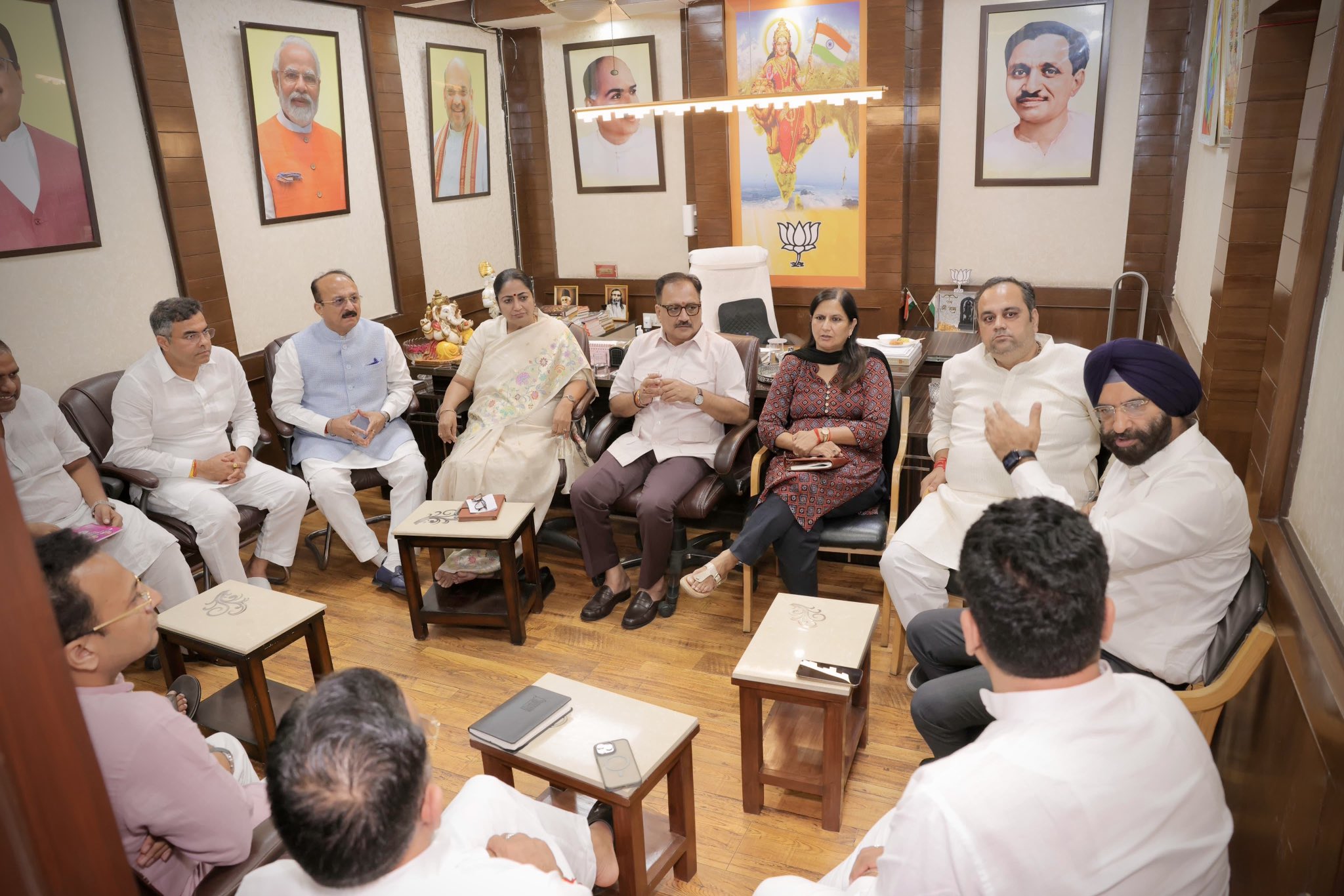 दिल्ली भाजपा कार्यालय में शुक्रवार को प्रदेश अध्यक्ष वीरेंद्र सचदेवा की अध्यक्षता में आयोजित उच्चस्तरीय बैठक हिस्सा लेती दिल्ली की मुख्यमंत्री रेखा, दिल्ली सरकार के मंत्री और भाजपा सांसद