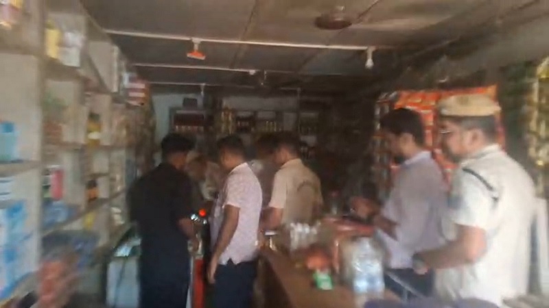 गुवाहाटी के डिमोरिया इलाके में अवैध शराब के लिए दुकानों में छापेमारी करती आबकारी विभाग की टीम गुवाहाटी के डिमोरिया इलाके में अवैध शराब के लिए दुकानों में छापेमारी करती आबकारी विभाग की टीम