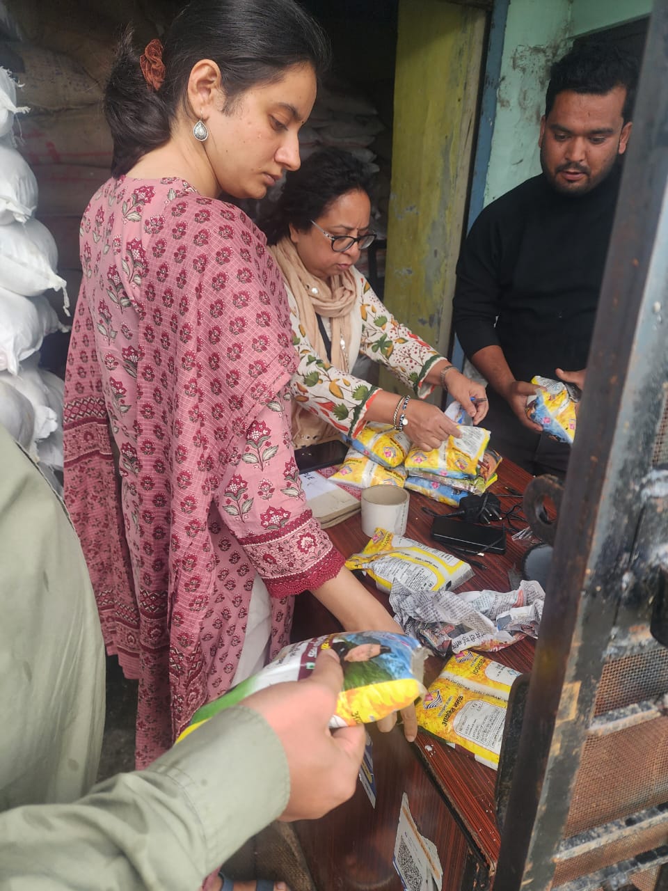 नमक में मिलावट को लेकर राजस्व विभाग की संयुक्त टीम ने दुकानों का किया निरीक्षण
