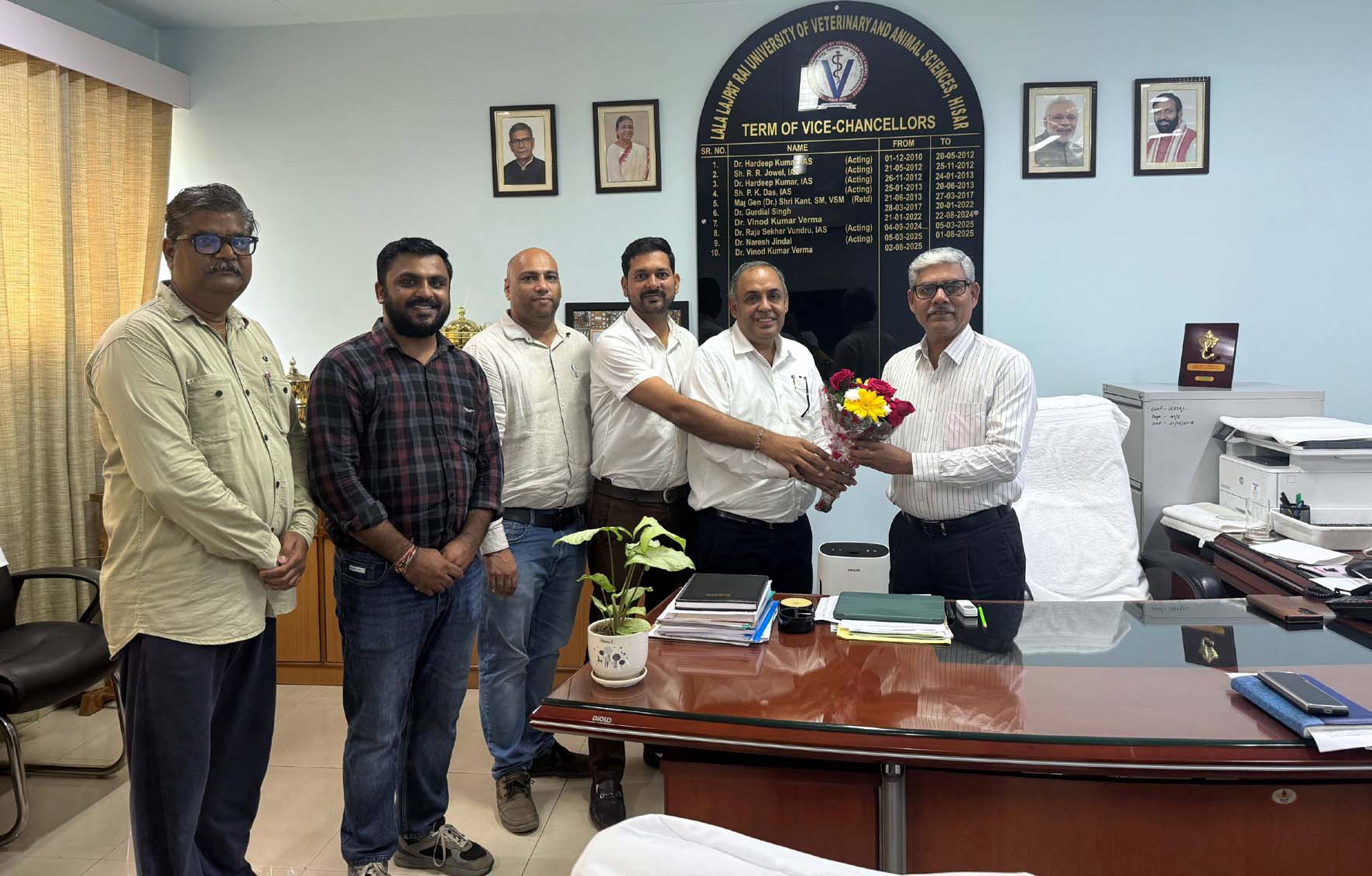 कुलपति प्रो. विनोद कुमार वर्मा से मिलते जनसंपर्क विभाग की टीम। कुलपति प्रो. विनोद कुमार वर्मा से मिलते जनसंपर्क विभाग की टीम।