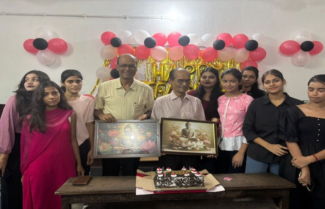 छात्रों और शिक्षकों को संबोधित करते डॉ. बीरबल झा