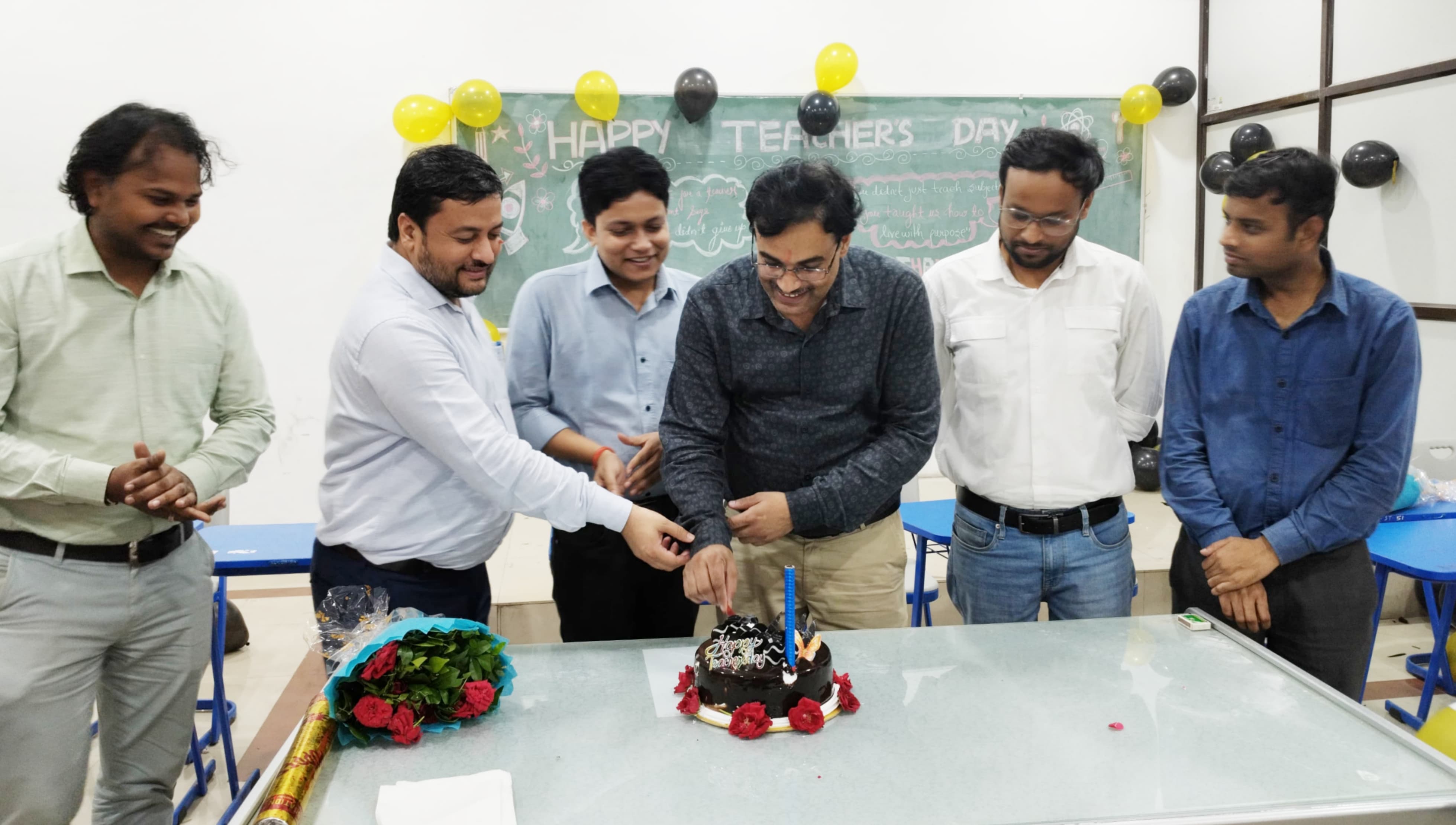 पूर्वांचल विश्वद्यालय में केक काटकर शिक्षक दिवस मनाते हुए शिक्षक और छात्र पूर्वांचल विश्वद्यालय में केक काटकर शिक्षक दिवस मनाते हुए शिक्षक और छात्र