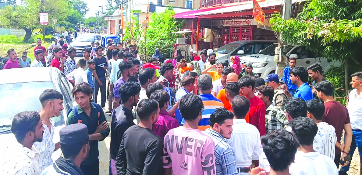 घटनास्थल पर मौजूद भीड़ घटनास्थल पर मौजूद भीड़